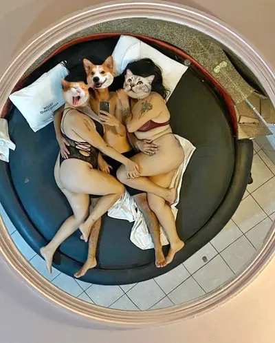 Levou a mulher e a amiga dela pra fuder as duas cover image