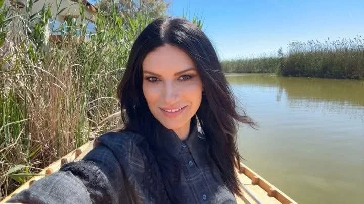 Laura Pausini hot italian singer image 12