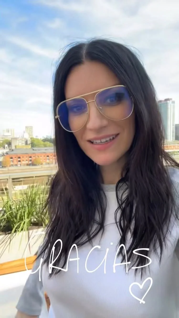 Laura Pausini hot italian singer image 19
