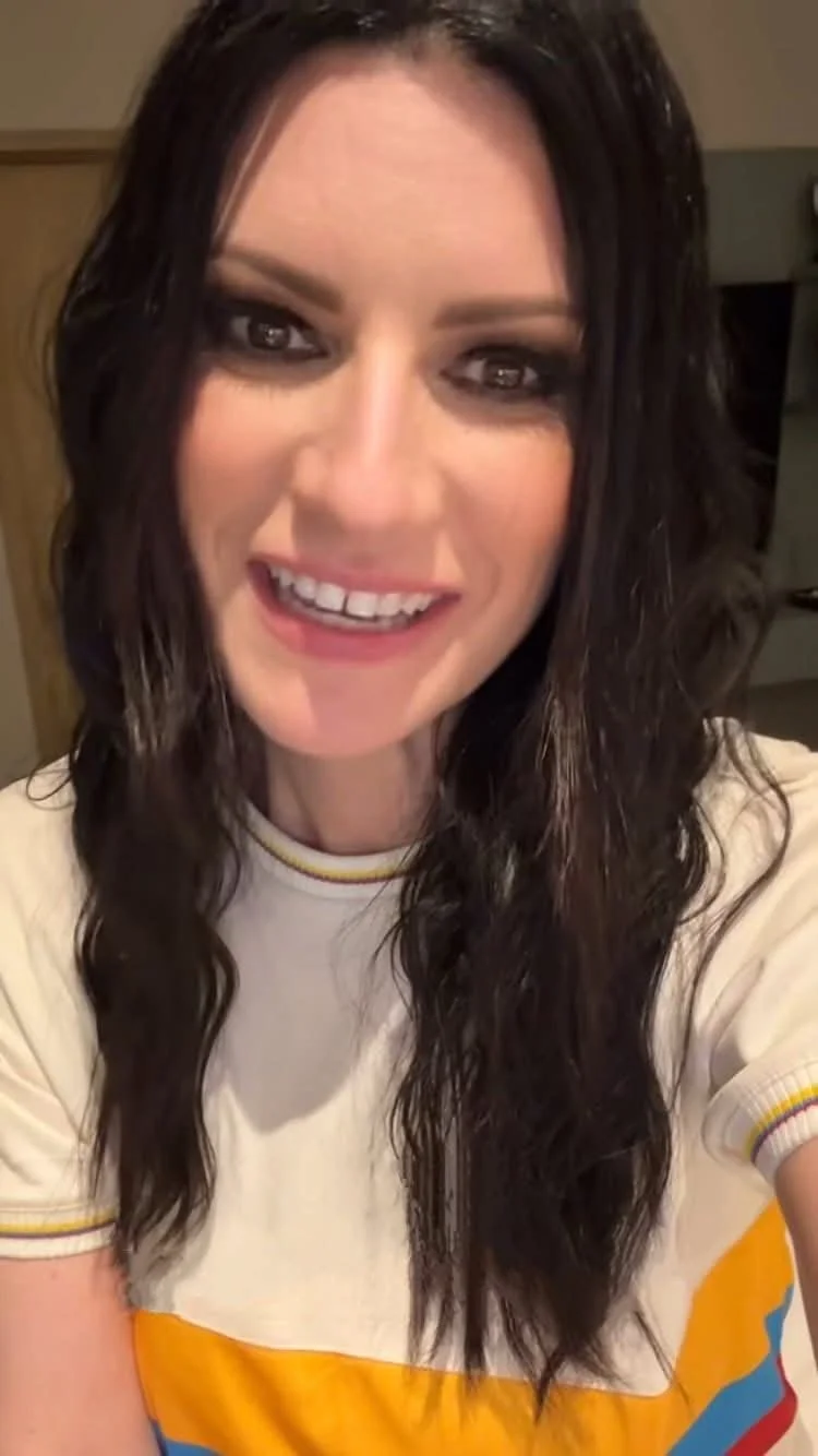 Laura Pausini hot italian singer image 20
