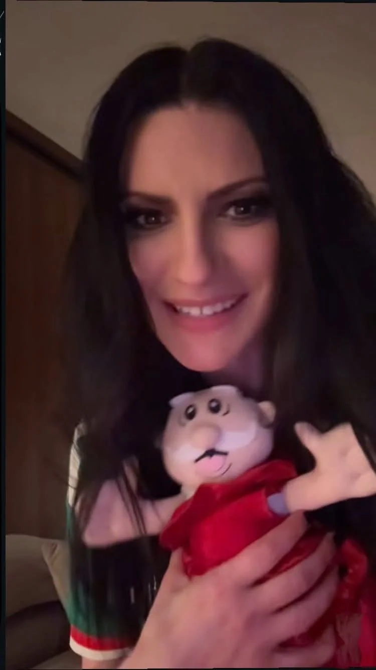Laura Pausini hot italian singer image 21