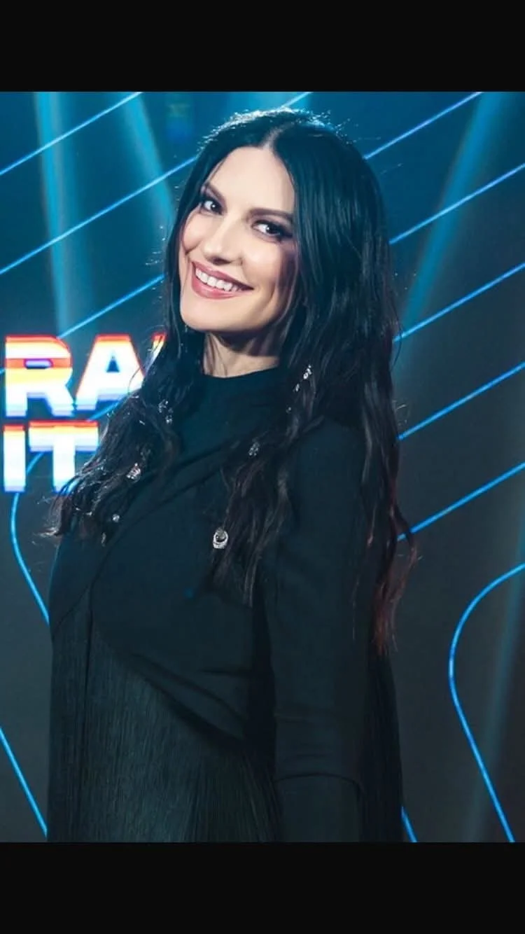 Laura Pausini hot italian singer image 22
