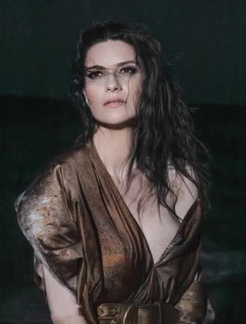 Laura Pausini hot italian singer image 23