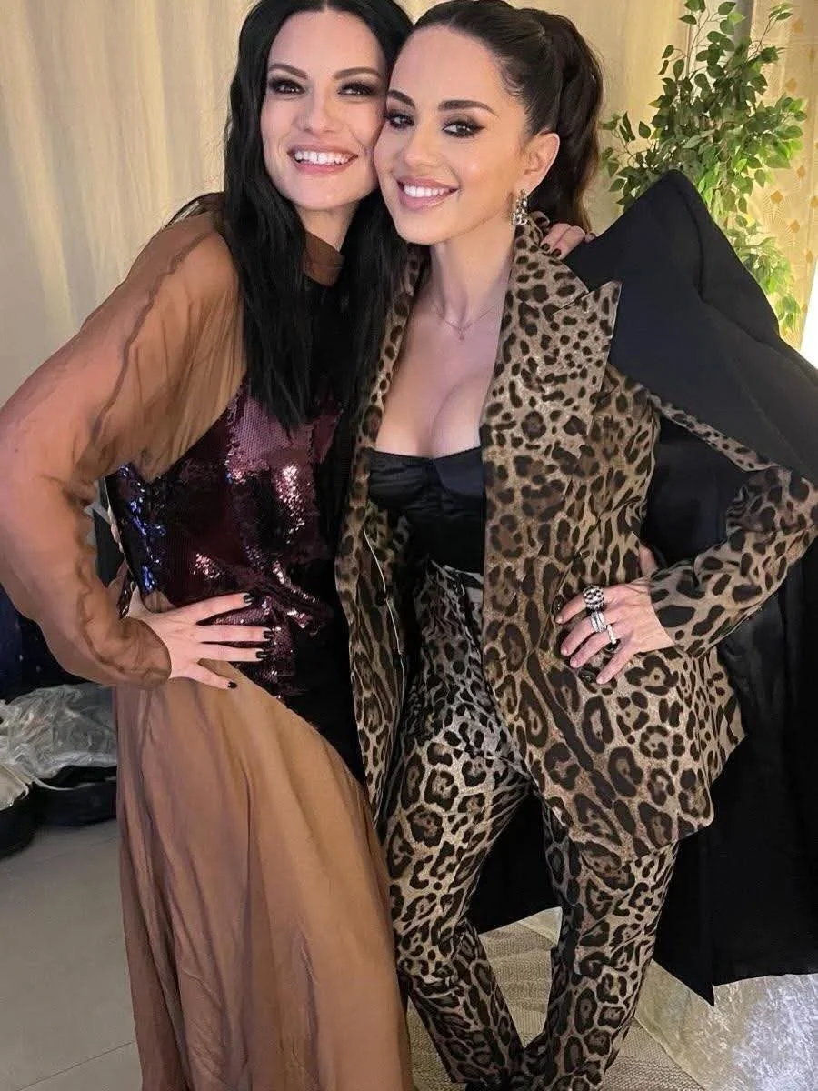Laura Pausini hot italian singer image 24