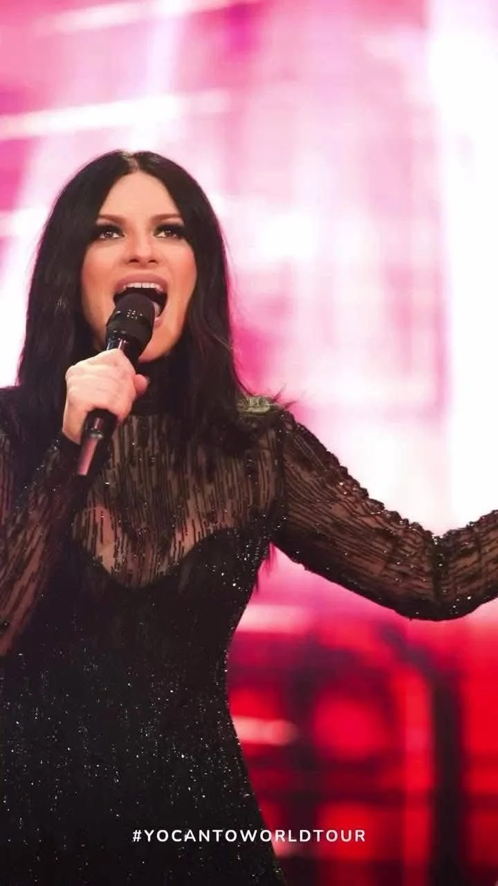 Laura Pausini hot italian singer image 26