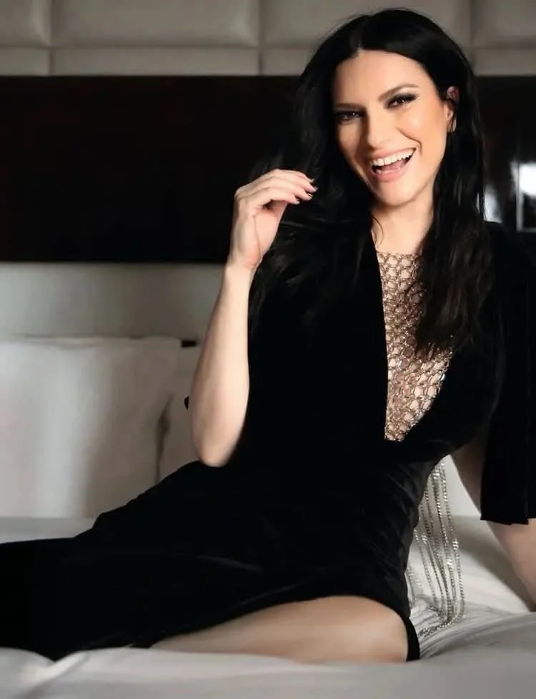 Laura Pausini hot italian singer image 27