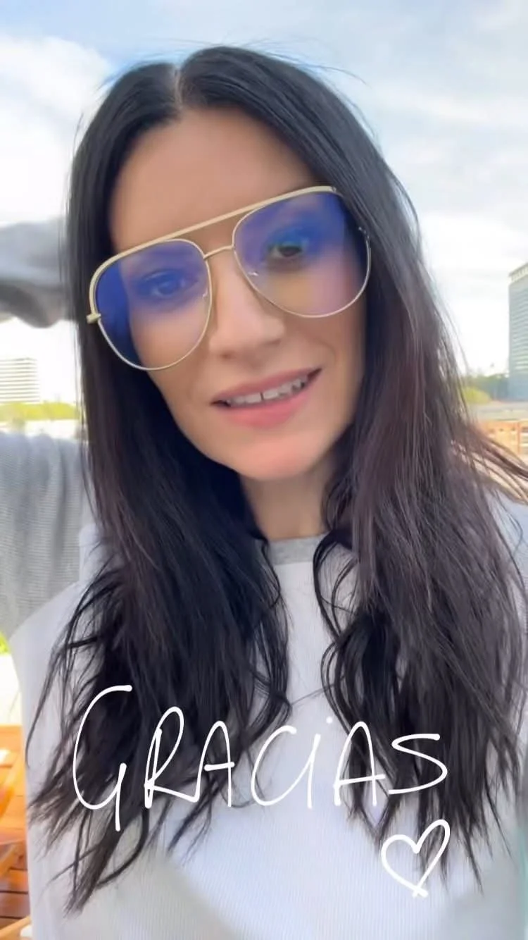 Laura Pausini hot italian singer image 28