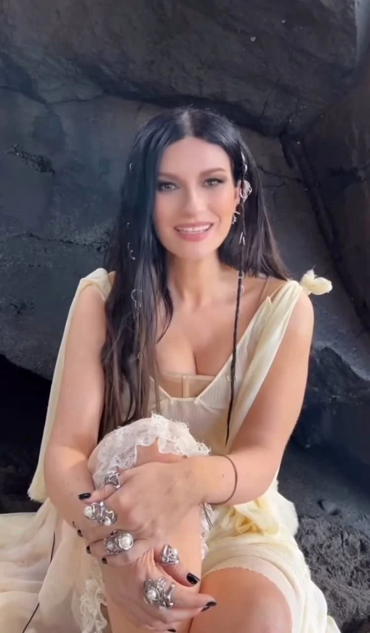 Laura Pausini hot italian singer image 33