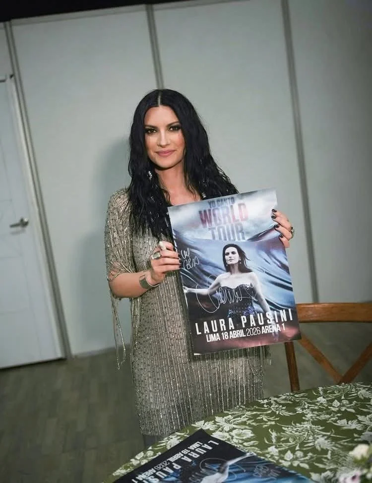 Laura Pausini hot italian singer image 34