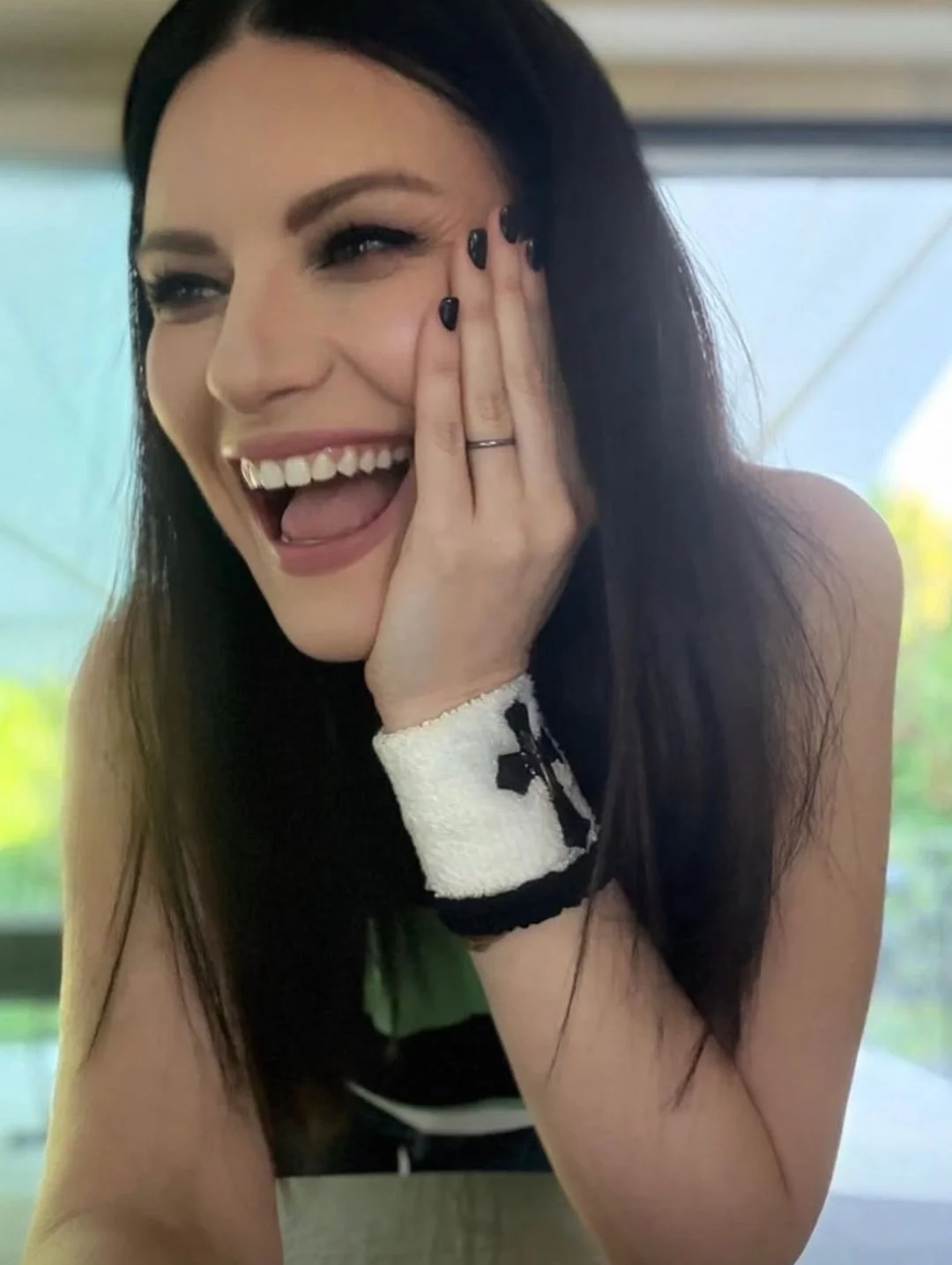 Laura Pausini hot italian singer image 39