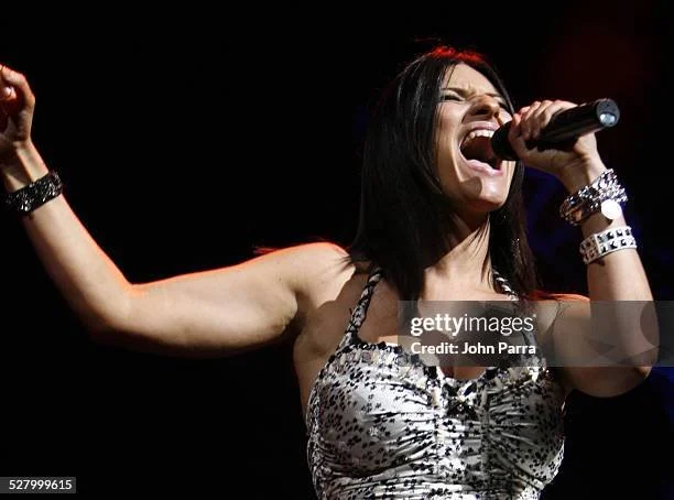 Laura Pausini hot italian singer image 45