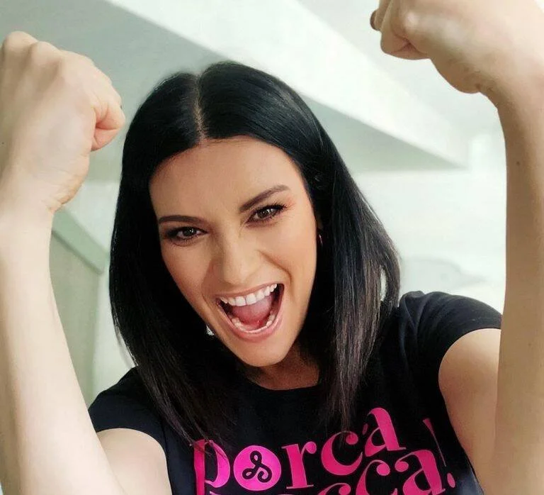 Laura Pausini hot italian singer image 49