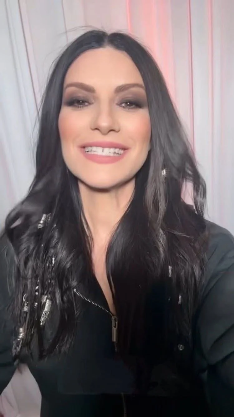 Laura Pausini hot italian singer image 9