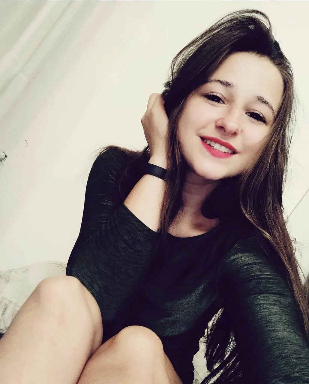 Beautiful Czech slut shows off to the world main image