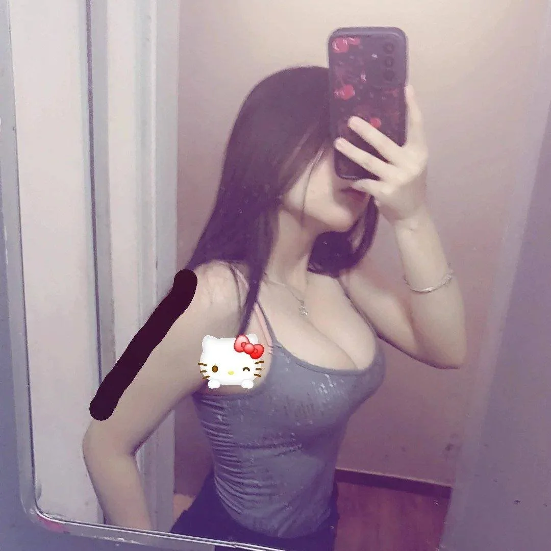 Cornudo sube a su rica novia delgada y muy tetona image 2