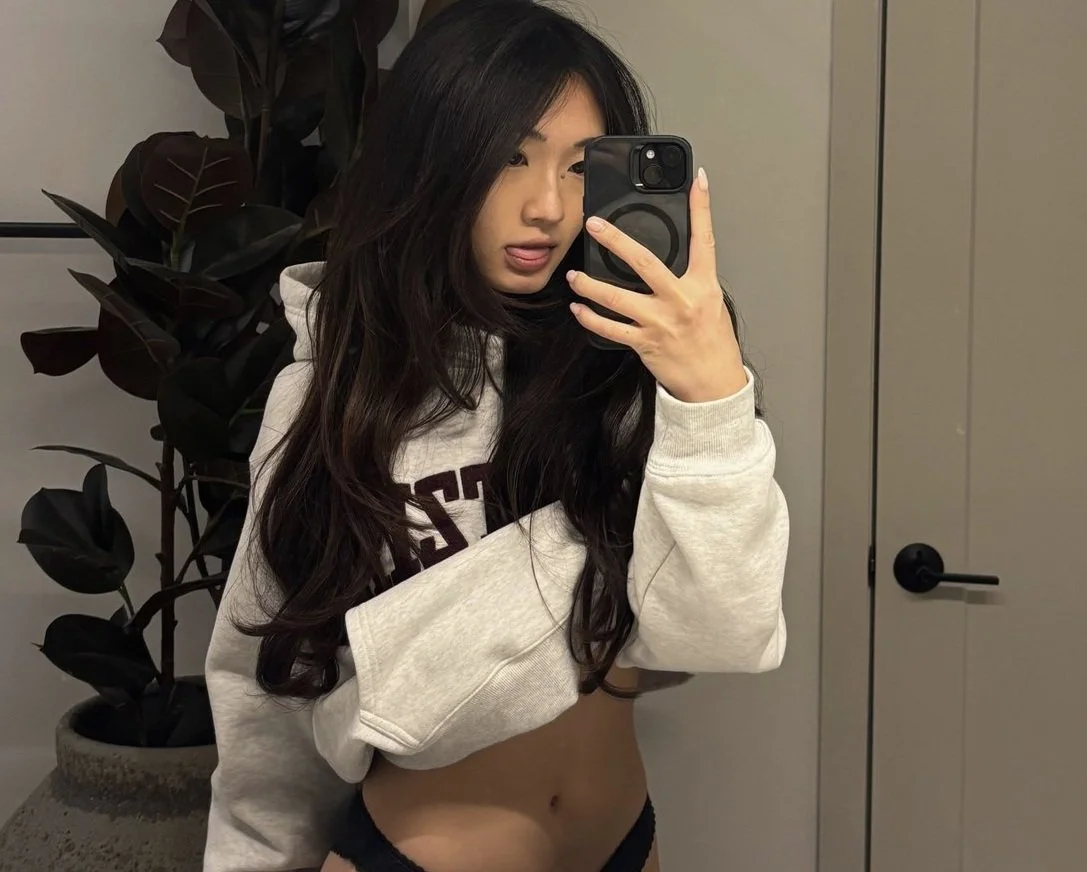 Skinny teen bitch blowjob with facial main image