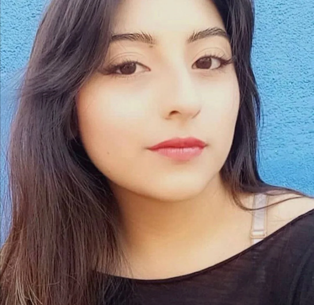 Esposa novinha de seguidor vazada mostrando os peitos e sendo enrabada de quatro! image 2