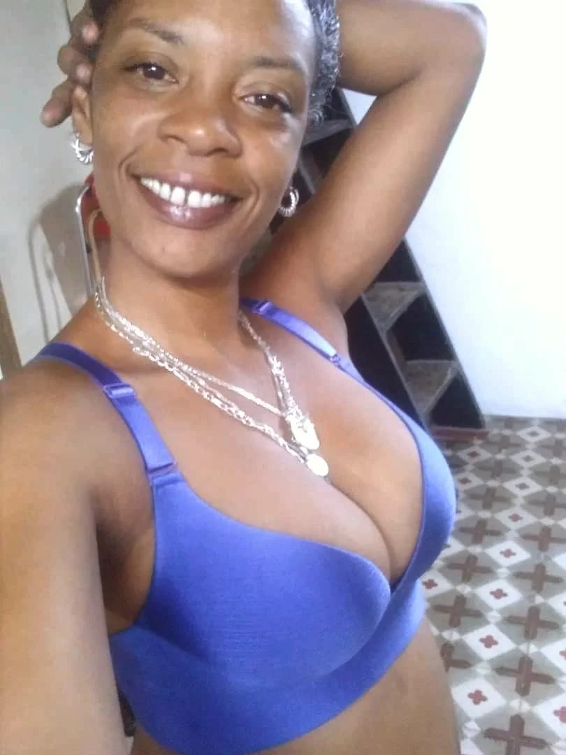 MIRANDO COMO SE FROTA LA VERGA ENORME MI NOVIO LA TIENE EXQUISITA Y MUY LECHOSA image 4