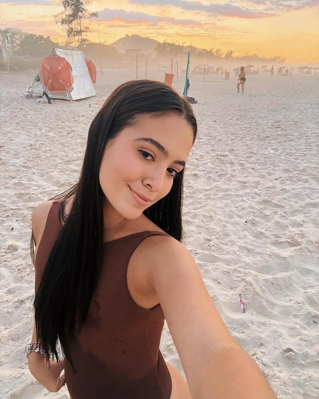 Julia Pimentel , novas fotos na praia...muito linda e fofo main image