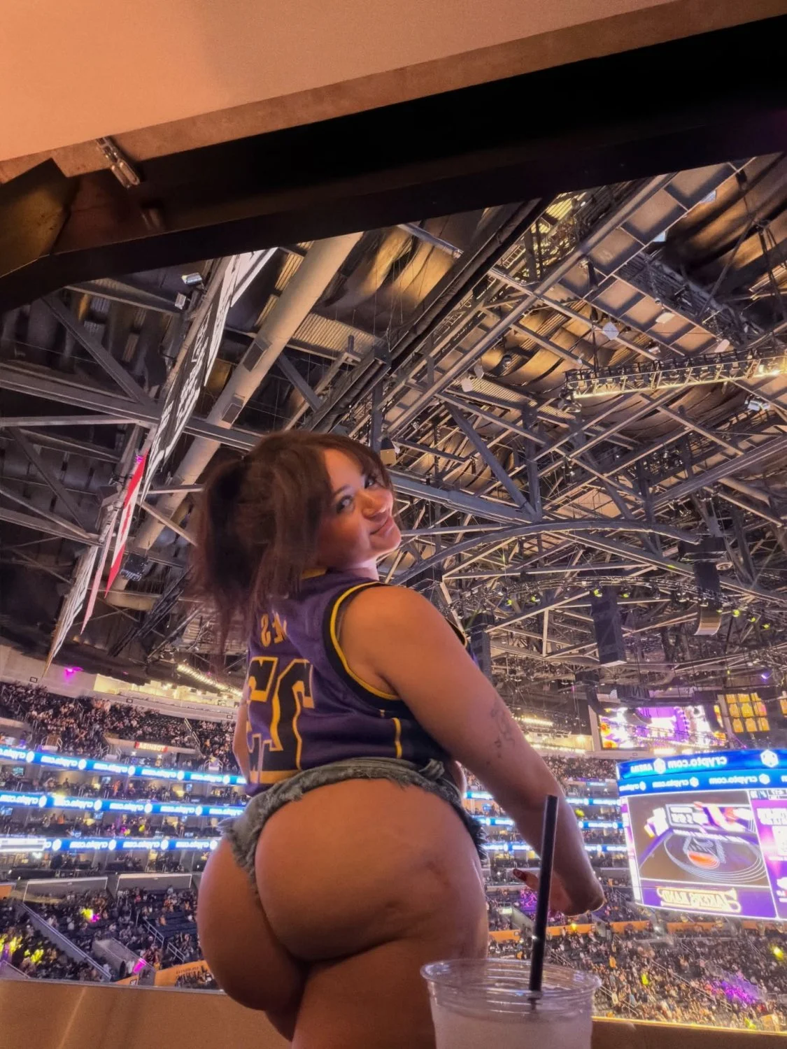 Why is she double cheeked up like that at a lakers game 🤣🤣🤣 image 5
