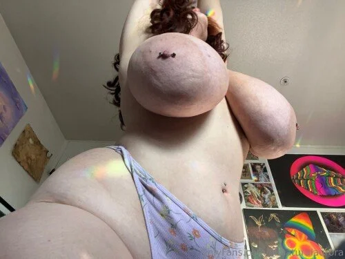 Huge tits pawg solo main image