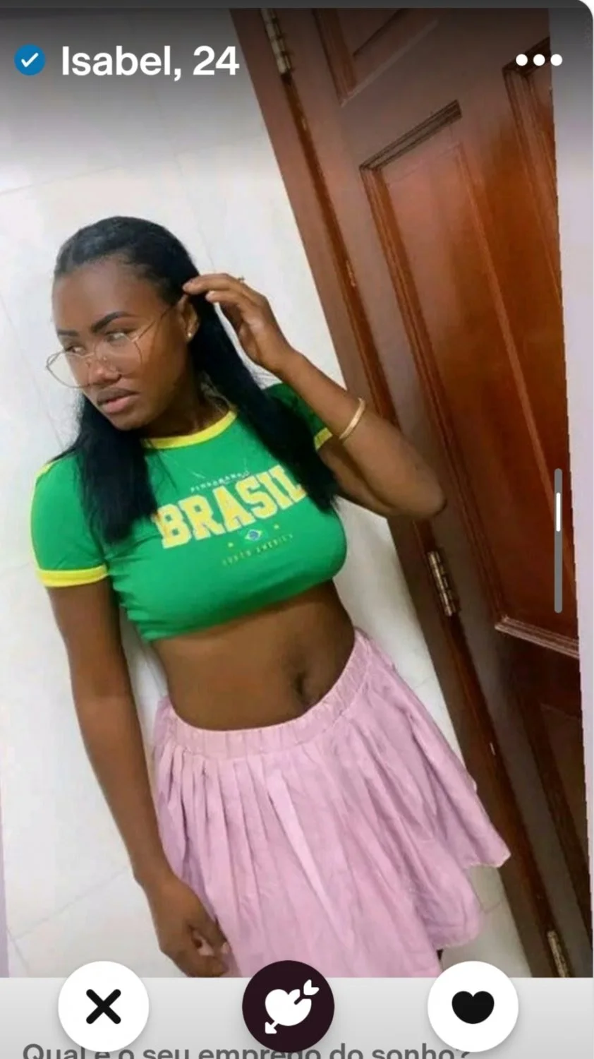 Ela tem bom corpo né? main image