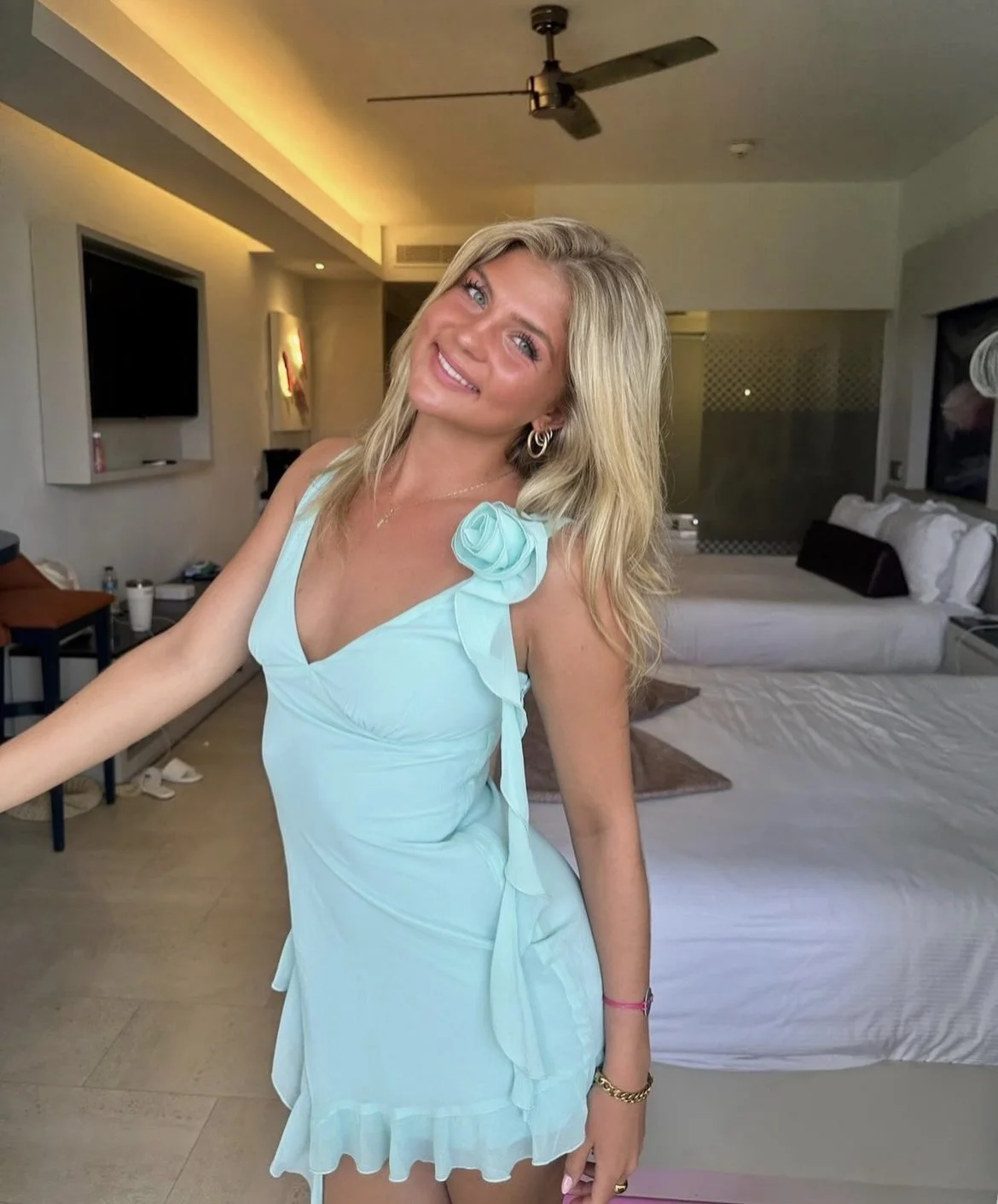 Irl Meanest popular girl in hs turned sorority slut Chloe image 13