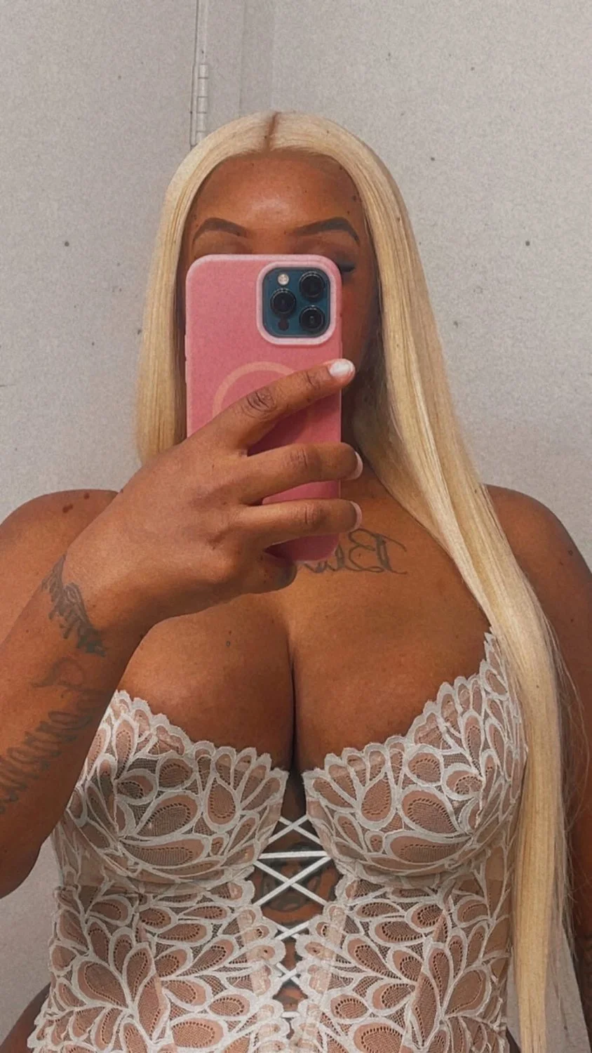Made for gooning 💦🍆 And going balls deep ! image 12