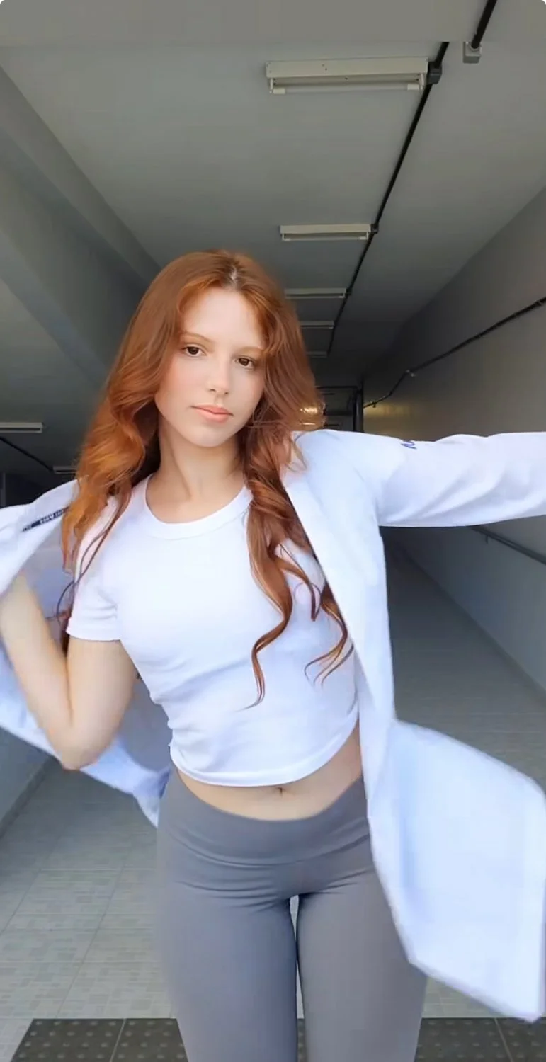 Ruiva gracinha sabe que é boa image 9