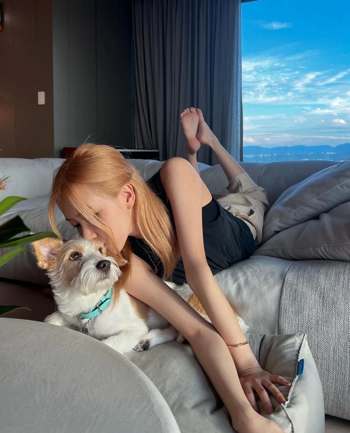 Rosé sexy legs and feet main image
