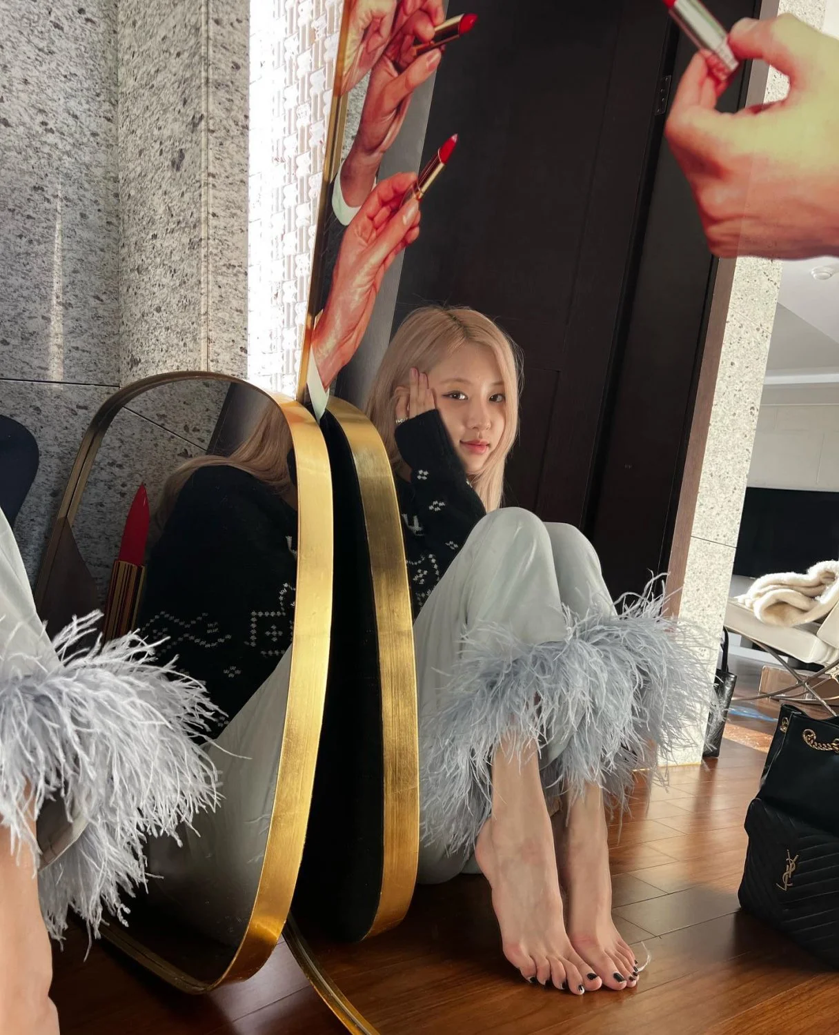 Rosé sexy legs and feet image 2