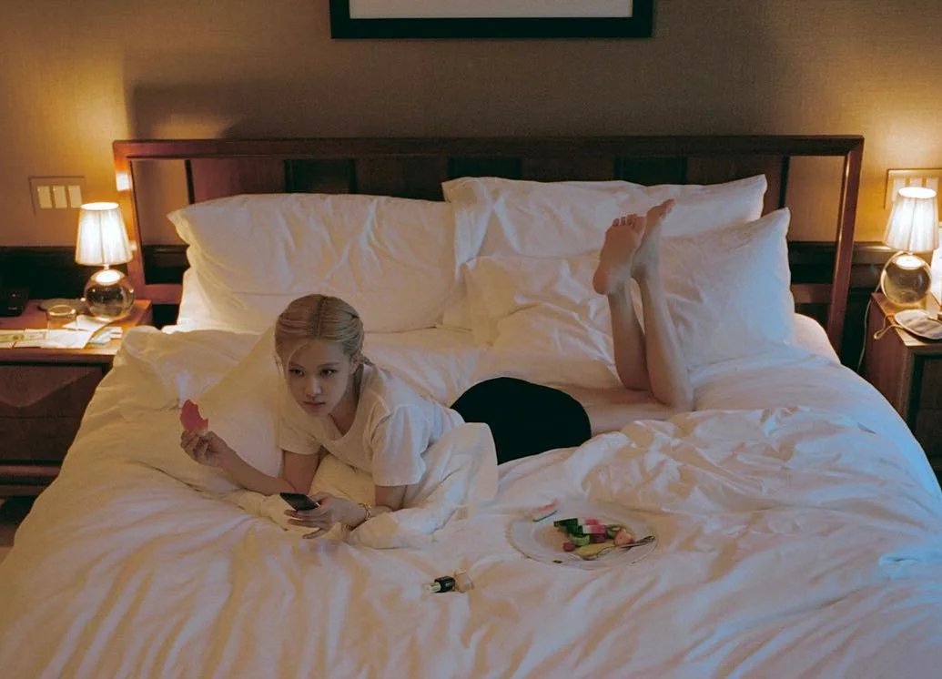 Rosé sexy legs and feet image 3
