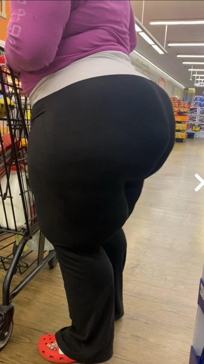 🔥 Black woman with big booty shopping at Kroger 🔥 (credit to Thecuffintonpost) main image