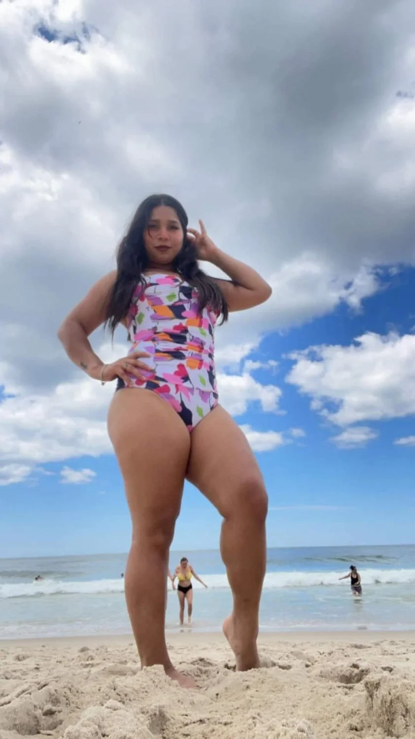 Fine Salvadorian image 13