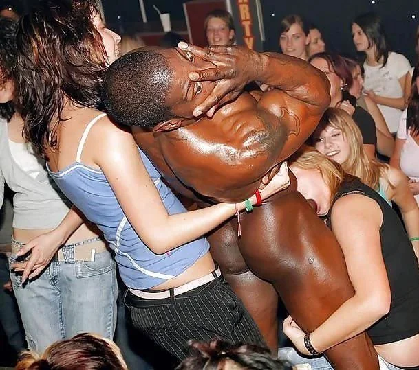 Minha tese da faculdade: toda mulher branca quer dar pra negão main image