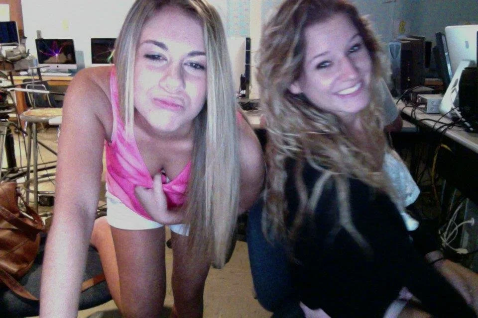 Kim likes to show off her feet and piss for cash image 17