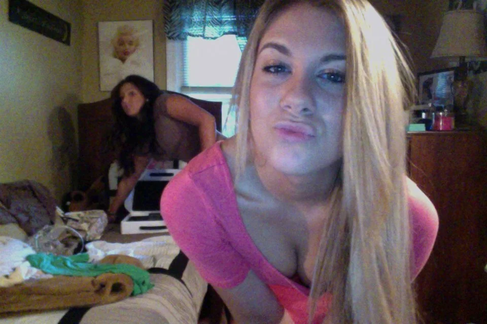 Kim likes to show off her feet and piss for cash image 26