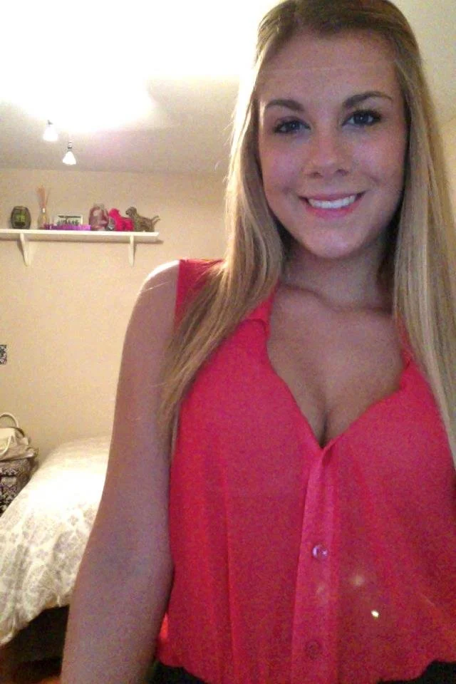 Kim likes to show off her feet and piss for cash image 30