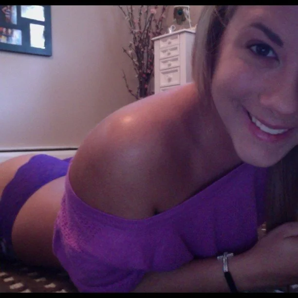 Kim likes to show off her feet and piss for cash image 9