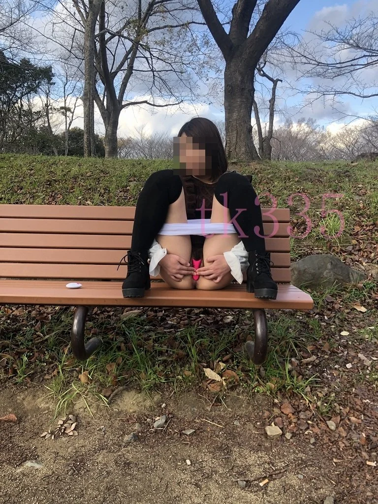 旦那を裏切って彼氏に裏切られる人妻 image 2