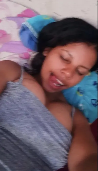 Morenita saca las tetas cover image