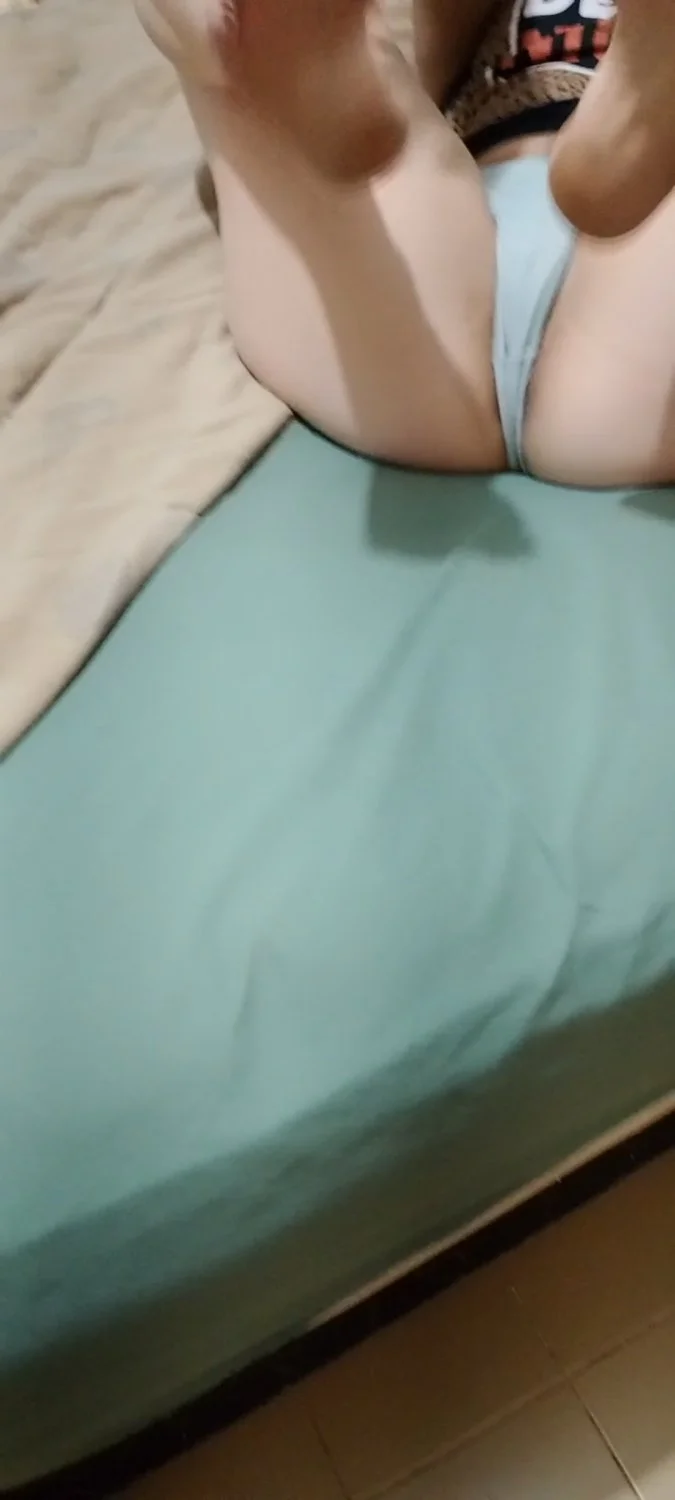 Flagras da esposa deliciosa alongando o rabo e a buceta!! image 17