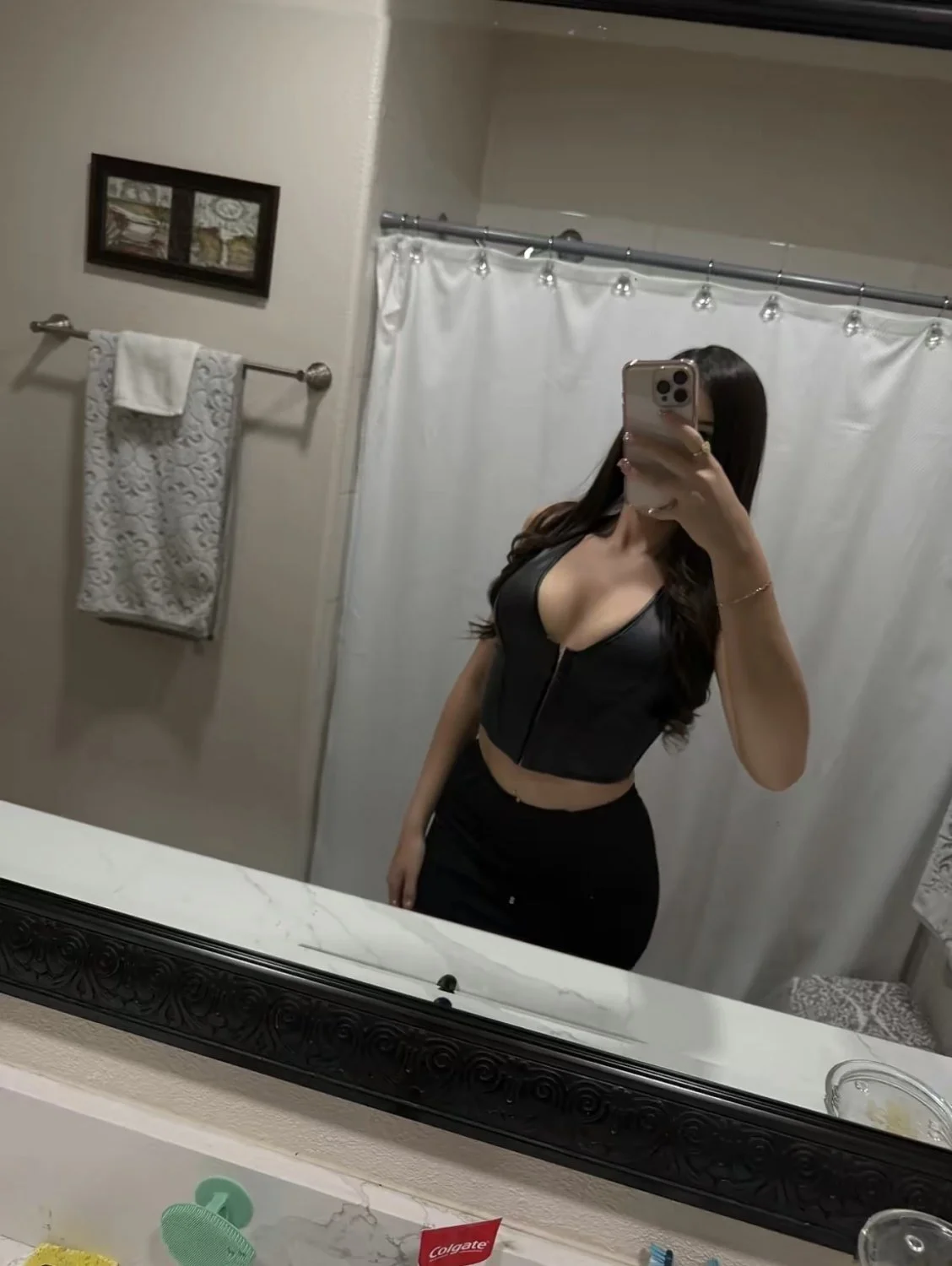 Thick Latina mexicana loves showing off her ass image 3