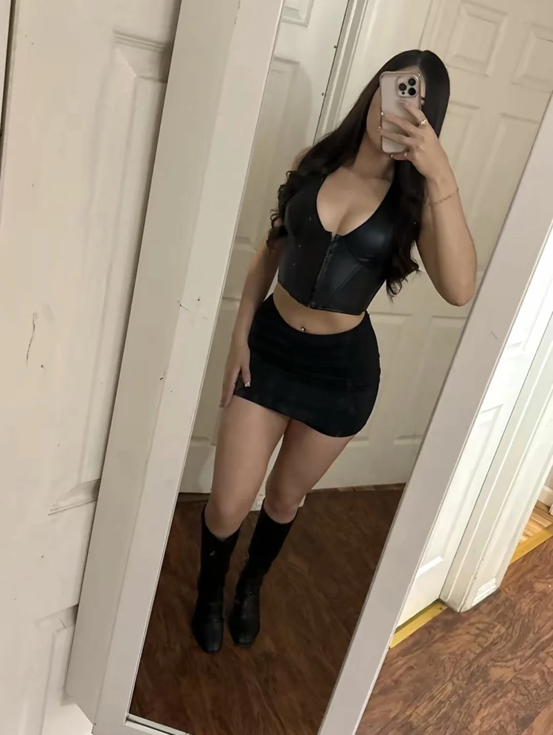 Thick Latina mexicana loves showing off her ass image 9