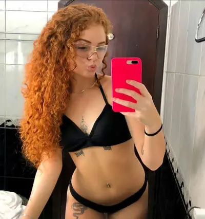 Ruiva rebolando muito cover image