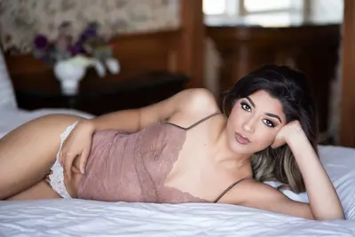 Aarianna's sexy boudoir photos cover image