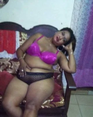 Maman a une jolie chatte rasée image 2