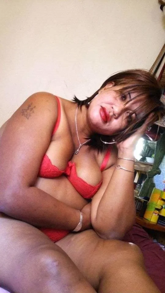 Maman a une jolie chatte rasée image 4