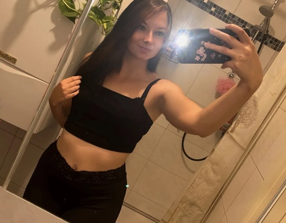 German Cumface Laura image 3
