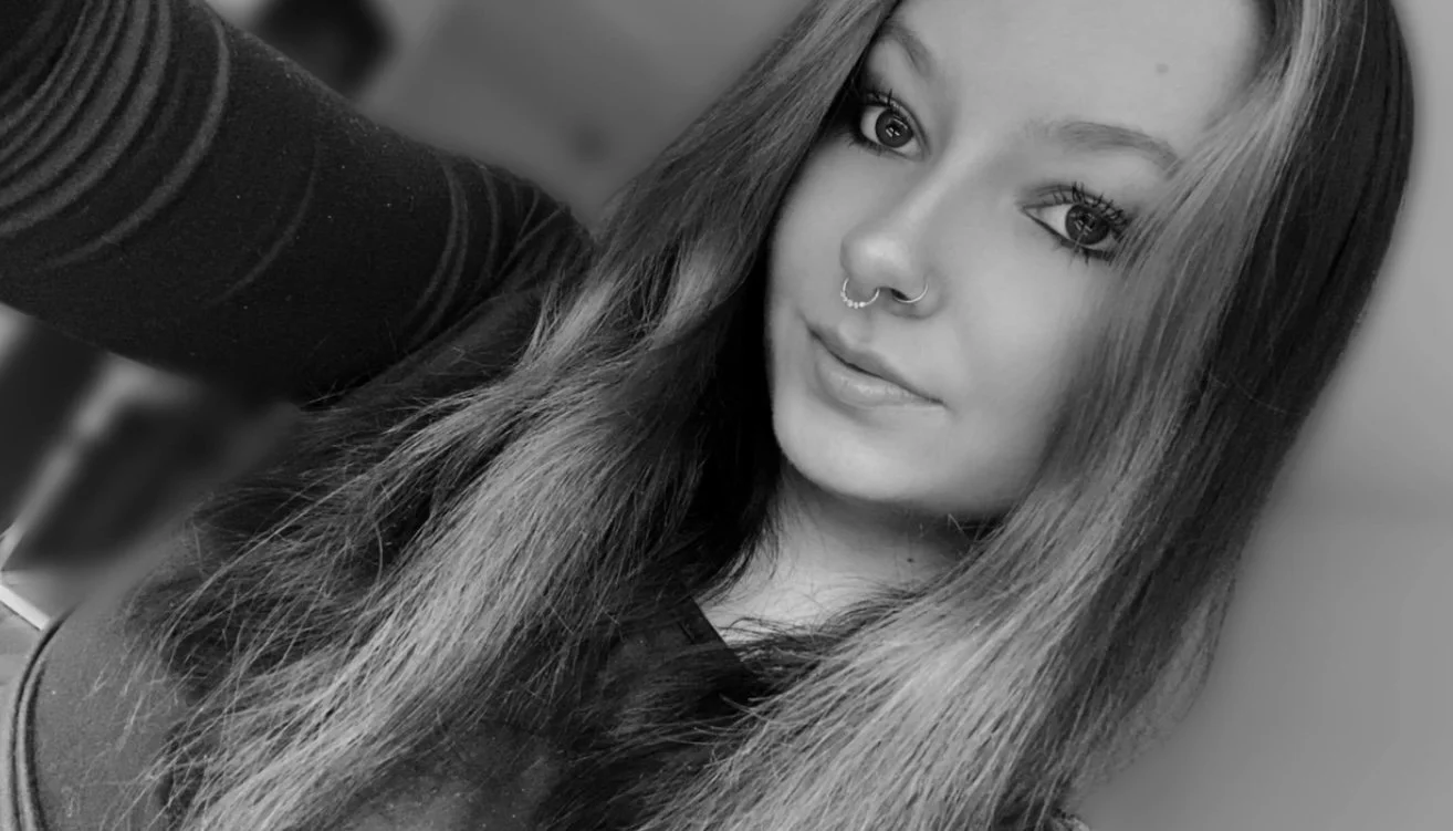 German Cumface Laura image 7